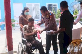 Tingkatkan Kesejahteraan Polisi, Polda Sulsel Serahkan Bantuan Rumah Bagi Anggotanya
