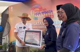 Bupati Luwu Utara Terima Penghargaan dari Menteri Sandiaga Uno untuk Desa Wisata Terbaik di Indonesia