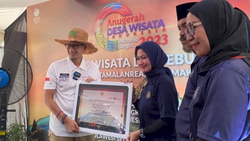 Bupati Luwu Utara Terima Penghargaan dari Menteri Sandiaga Uno untuk Desa Wisata Terbaik di Indonesia