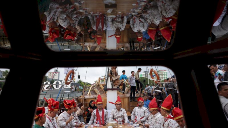 Rombongan Wali Kota se-Indonesia Keliling Pantai Losari Makassar Menggunakan Tiga Kapal Phinisi