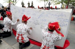 Wali Kota Anggota Apeksi Tanda Tangani Prasasti Apeksi di Pantai Losari