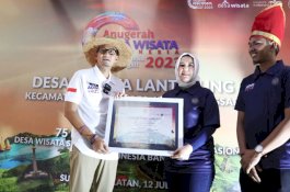Menparekraf Sandiaga Resmikan Desa Wisata Lantebung sebagai Penerima ADWI 2023