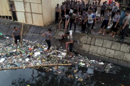 Bentuk Rasa Peduli Terhadap Lingkungan, Jajaran Polda Sulsel Membersihkan Sampah Serentak