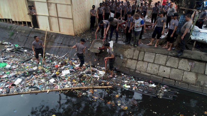 Bentuk Rasa Peduli Terhadap Lingkungan, Jajaran Polda Sulsel Membersihkan Sampah Serentak