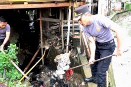 Serentak Bersihkan Sampah Bersama Polri, Polres Wajo dan Pemerintah Kelurahan Bersihkan Kanal