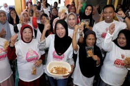 Sukarelawan Ganjar Pranowo Bantu Masyarakat Gowa Kembangkan Keterampilan Membuat Kerupuk Bawang