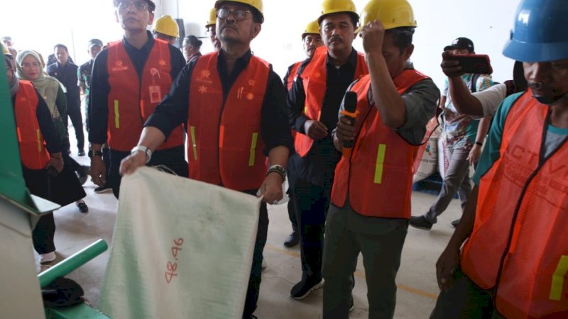 Menteri Pertanian (Mentan), (Syahrul Yasin Limpo (SYL), saat meninjau pabrik kedelai di Dusun Parangjoro, Kecamatan Grogol, Kabupaten Sukoharjo, Jawa Tengah, Jumat (14/7/2023).