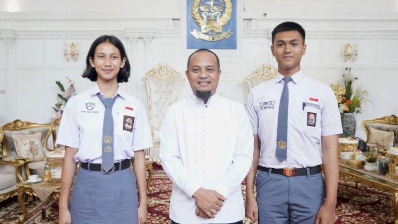 Gubernur Sulawesi Selatan, Andi Sudirman Sulaiman (tengah), bersama dua pelajar terpilih menjadi calon Paskibraka mewakili Sulsel tingkat nasional di rumah jabatan Gubernur Sulsel, Makassar, Jumat (14/7/2023).