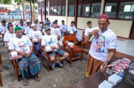 Sukarelawan Ganjar Pranowo Ajak Nelayan Makassar Jaga Kelestarian Lingkungan Laut