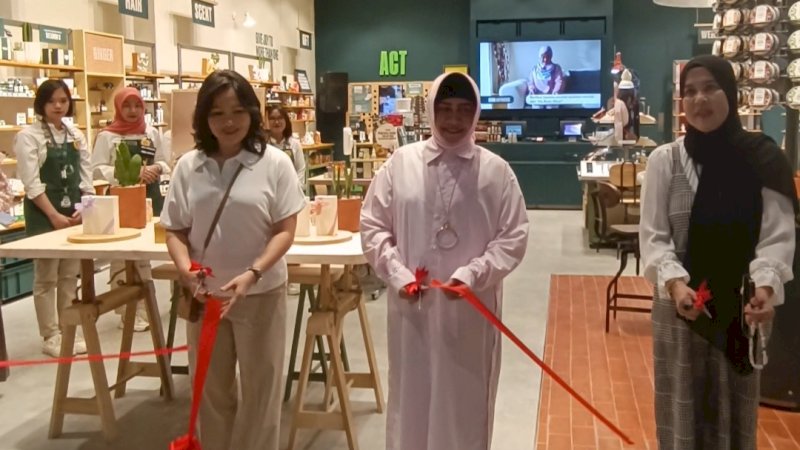 Ketua PKK makassar meresmikan store baru The Body Shop new TSM, sabtu(15/7)