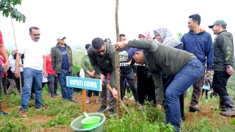 Ribuan Bibit Pohon Ditanam di Tombolopao Gowa