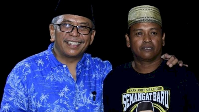 Ilham Arief Sirajuddin atau IAS (kiri) bersama tokoh masyarakat saat menyambangi Dusun Salomoni, Desa Lipukasi, Kecamatan Tanete Rilau, Kabupaten Barru, Ahad (16/7/2023). 
