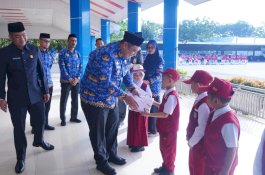Bupati Maros Chaidir Syam Salurkan Ribuan Seragam Sekolah Gratis SD dan SMP