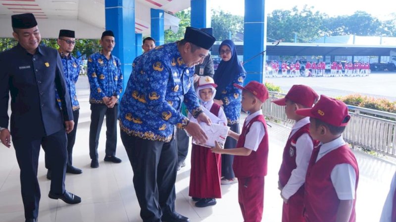 Bupati Maros Chaidir Syam Salurkan Ribuan Seragam Sekolah Gratis SD dan SMP