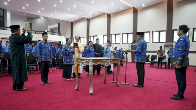 Pelantikan 112 pejabat fungsional lingkup Pemerintah Provinsi (Pemprov) Sulawesi Selatan (Sulsel) yang berlangsung di Kantor Gubernur Sulsel, Senin (17/7/2023).