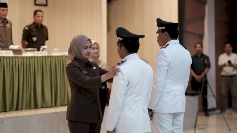 Bupati Luwu Utara, Indah Putri Indriani, saat melantik sejumlah pejabat administrator dan pengawas lingkungan Pemerintah Kabupaten (Pemkab) Luwu Utara di Kantor Bupati Luwu Utara, Senin (17/7/2023). 