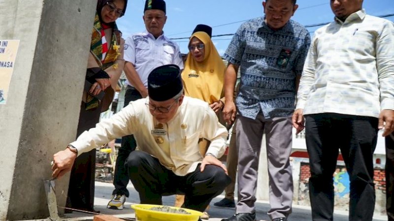 Wali Kota Parepare, Taufan Pawe (TP), meletakkan batu pertama pembangunan Masjid An Nasr di pelataran Masjid UPTD SMP Negeri 2 Parepare, Kelurahan Ujung Lare', Kecamatan Soreang, Kota Parepare, Selasa (18/7/2023).