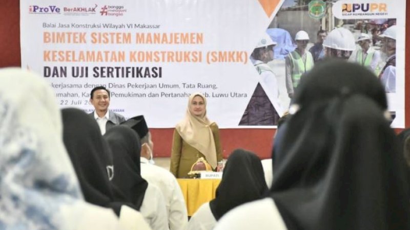 Bimbingan Teknis (Bimtek) Sistem Manajemen Keselamatan Konstruksi (SMKK) dan uji Sertifikasi di Hotel Bukit Indah Masamba, Kabupaten Luwu Utara, Selasa (18/7/2023).