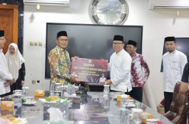 Danny Pomanto Serahkan Bonus Kafilah Makassar Juara STQH Sulsel 2023