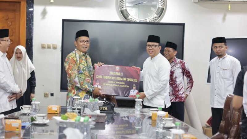 Wali Kota Makassar, Mohammad Ramdhan Pomanto (kiri), saat menyerahkan bonus kepada Kafilah Makassar pemenang Seleksi Tilawatil Qur'an dan Hadits (STQH) tingkat Provinsi Sulawesi Selatan (Sulsel) XXXIII 2023 di kediaman oribadinya, Jalan Amirullah, Rabu (19/7/2023).