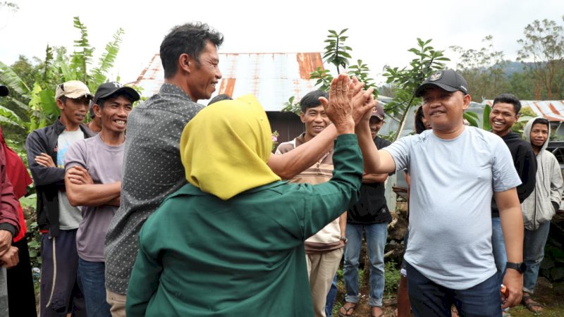 Ilham Azikin bersama jajaran Dinas Kesehatan saat berada di Kampung Babangeng, Desa Pa'bumbungan, Kecamatan Eremerasa, Rabu (19/7).