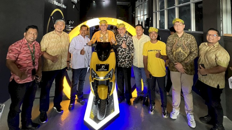 Caption:

Direksi dan Manajemen Kalla Kars melakukan Grand Opening Store United E-Motor Kendari yang berlokasi di Jl. Jend. Ahmad Yani No. 191, Kelurahan Anaiwoi, Kecamatan Kadia, Kamis (20/7/2023).