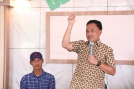 Harap Masyarakat Tetap Produktif, Bupati Bantaeng Salurkan BPNT