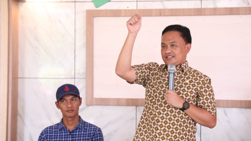 Harap Masyarakat Tetap Produktif, Bupati Bantaeng Salurkan BPNT