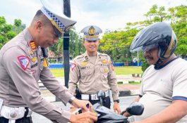 Operasi Patuh Pallawa 2023, Satlantas Polres Wajo Manfaatkan sticker Beri Imbauan