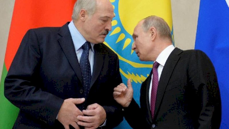 Presiden Rusia, Vladimir Putin (kanan) dan Presiden Belarus, Alexander Lukashenko. (Reuters)