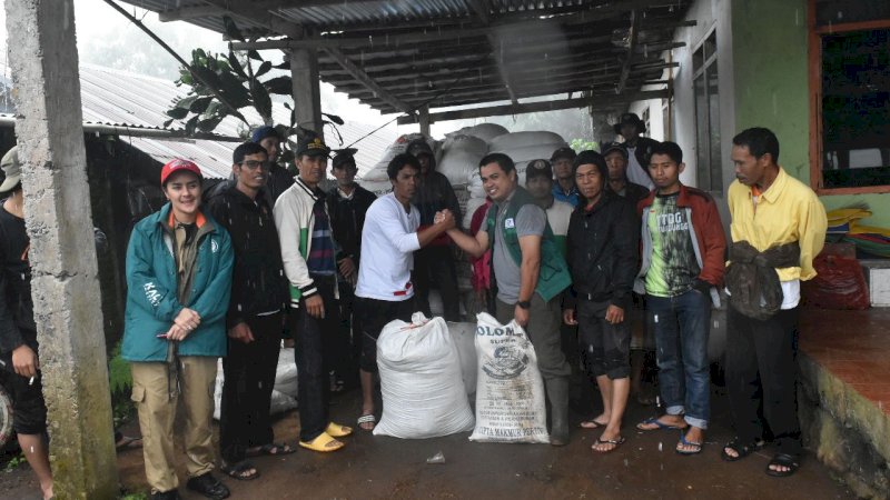 LAZ Hadji Kalla Salurkan Bantuan Saprodi untuk Dukung Kesejahteraan Petani Binaan 