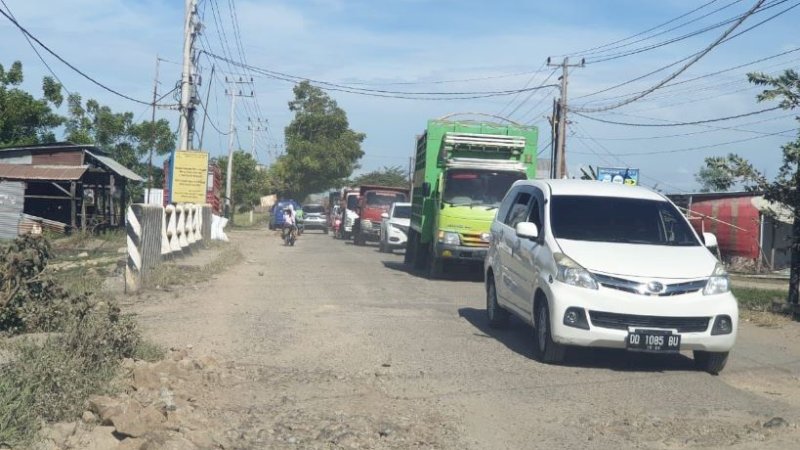 Jalan poros Pangkajene Sidrap - Soppeng yang mengalami kerusakan segera diperbaiki. (Foto: Pemprov Sulsel)