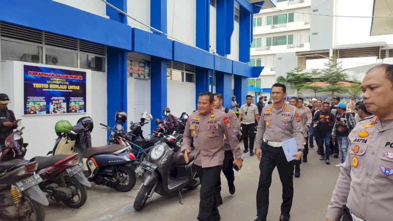 Kapolda Sulsel Irjen Pol Drs. Setyo Boedi Moempoeni Harso saat tiba di kantor Ditlantas Polda Sulsel pada Senin 24 Juli 2024. (Dok Rakyatku)