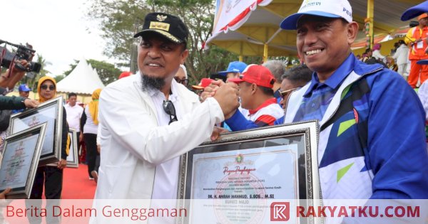 Diserahkan Gubernur Sulsel, Bupati Wajo Terima Penghargaan Jasa dan Dukungan kepada Guru