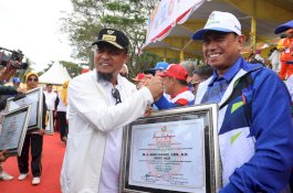 Diserahkan Gubernur Sulsel, Bupati Wajo Terima Penghargaan Jasa dan Dukungan kepada Guru