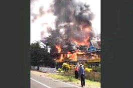 Dugaan Arus Pendek, 1 Rumah dan 1 Sepeda Motor Terbakar di Wajo