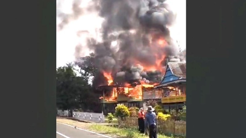 Rumah yang terbakar di Kelurahan Minangae, Kecamatan Sajoanging, Kabupaten Wajo, Sulawesi Selatan (Sulsel), Selasa (25/7/2023).