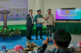 Muslimin Bando Raih Penghargaan PGRI, Peduli Mutu Pendidikan dan Kesejahteraan Guru