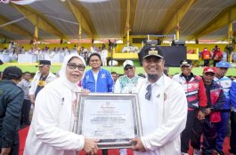 Gubernur Sulsel Terima Penghargaan PGRI atas Kontribusi Peningkatan Mutu Pendidikan dan Kesejahteraan Guru