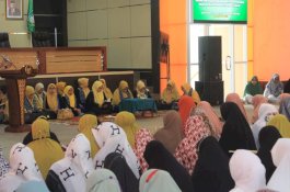 Erna Rasyid Taufan Beri Kado Ramadan di Acara Khatam Alquran