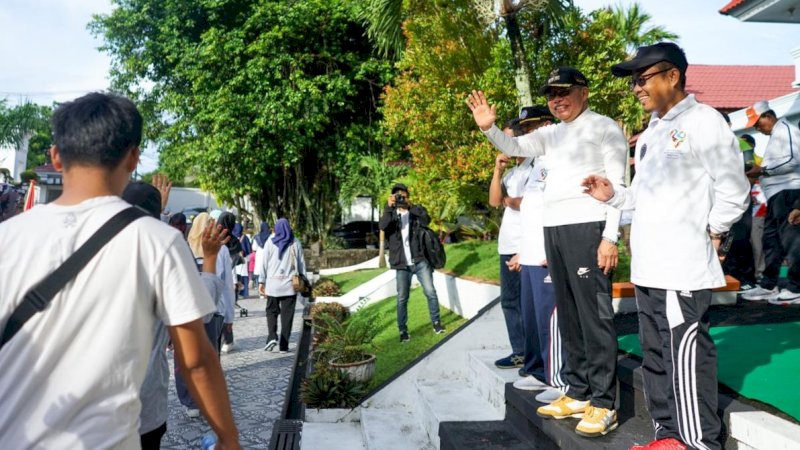 Wali Kota Parepare Lepas Peserta Jalan Sehat Milad UMPAR