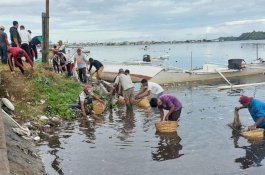 Bersih-Bersih Sampah di Anjungan Cempae Parepare