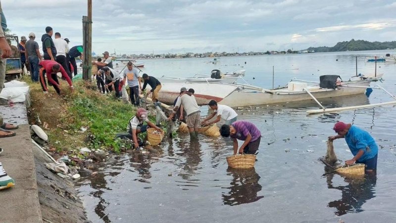 Bersih-Bersih Sampah di Anjungan Cempae Parepare