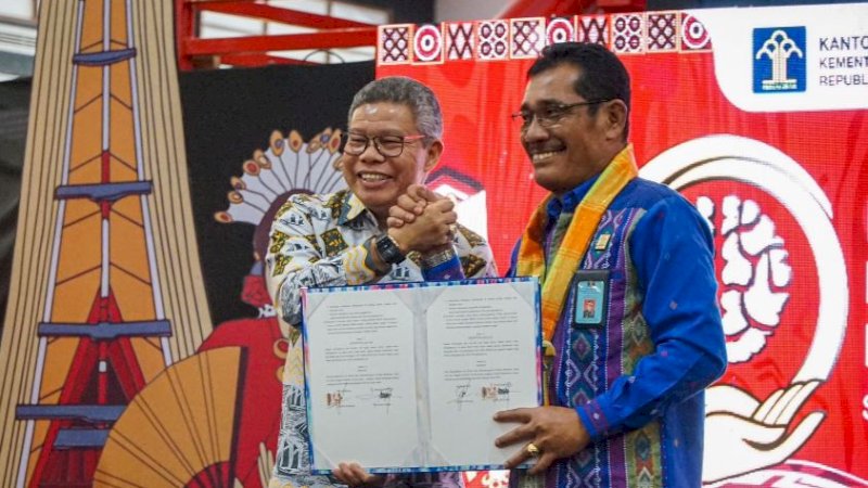 Wali Kota Parepare, Taufan Pawe (kiri), menerima penghargaan dari Kementerian Hukum dan Hak Asasi Manusia (Kemenkumham) Direktorat Jenderal (Ditjen) Kekayaan Intelektual pada pada Mobile Intelectual Property Clinic Sulsel di Mal Phinisi Point (Pipo), Kota Makassar, Jumat (28/7/2023).