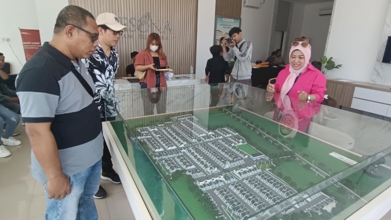 Kustomer sedang melihat maket yang sedang dijelaskan oleh Head Regional Selatan IMB Property, Andi Astati Anudia, sabtu(29/7)