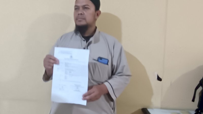 Hari erlangga saat mendatangi Polda Sulsel kamis(27/7)