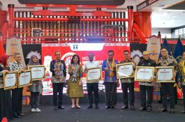 Berperan Aktif Mendukung Program Kekayaan Intelektual, Gubernur Sulsel Terima Penghargaan dari Menkumham