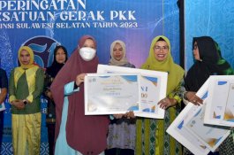 Tampilkan Dangke dan Pulu Mandoti, TP PKK Enrekang Juara Harapan Satu Inovasi Produk HKG Ke-51