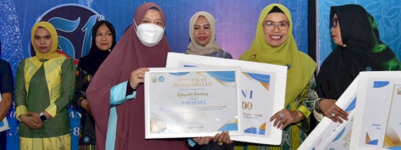 Tampilkan Dangke dan Pulu Mandoti, TP PKK Enrekang Juara Harapan Satu Inovasi Produk HKG Ke-51