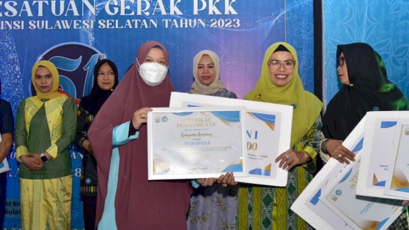 TP PKK Enrekang meraih juara harapan satu lomba pameran kategori Inovasi Produk Terbaik HKG ke-51 PKK Sulsel di Mal Panakkukang, Kota Makassar, 28-30 Juli 2023.
